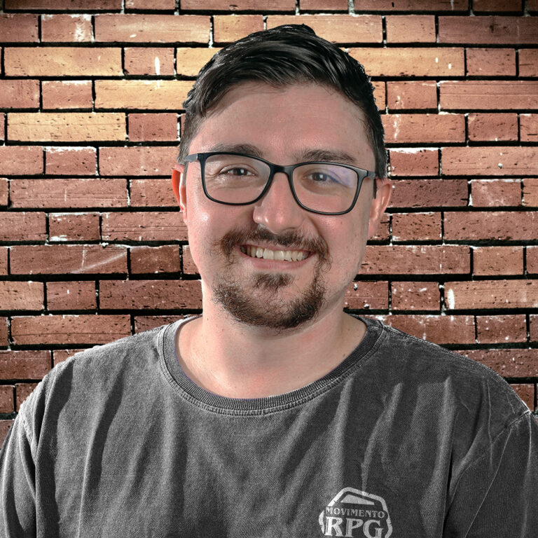 Sou Douglas Quadros e narro RPG desde 2005. Com anos de GURPS nas costas, posso dizer que nenhum sistema me assusta. Hoje, foco em Savage Worlds, Fallout RPG e Mago: A Ascensão. Prepare-se para cruzar portais, enfrentar desafios e viver histórias que marcam para sempre!