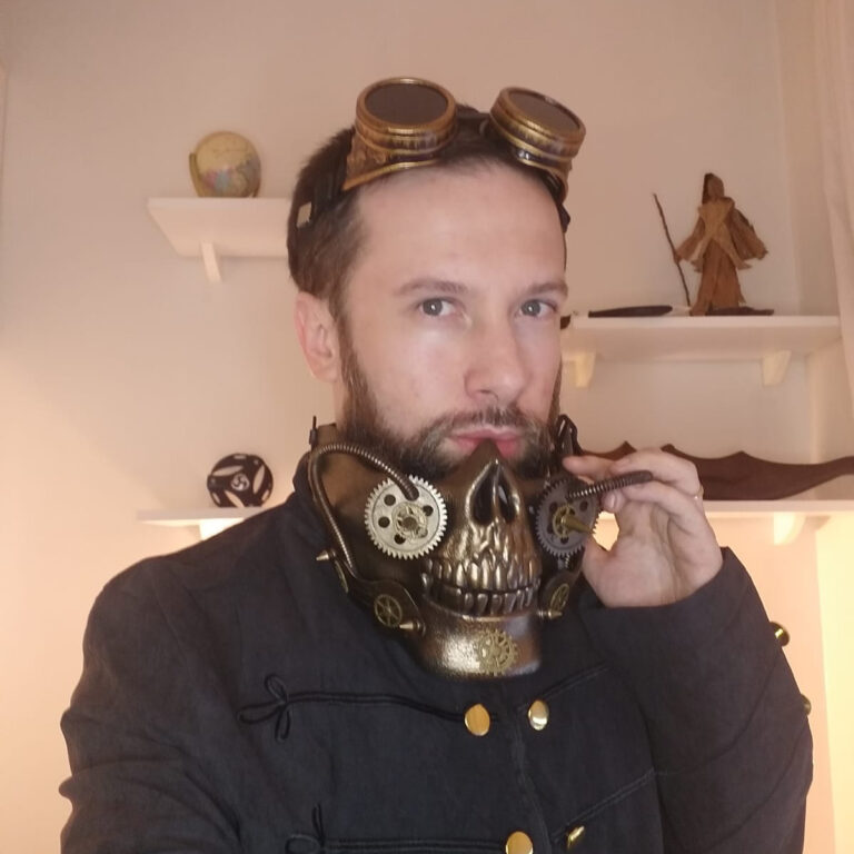 Sou Ricardo Kruchinski e narro RPG desde 2017, com foco em fantasia épica e combates desafiadores. Gosto de conduzir grandes jornadas onde personagens se tornam lendas. Meus sistemas favoritos são D&D 5e, Savage Worlds e Old Dragon 2.