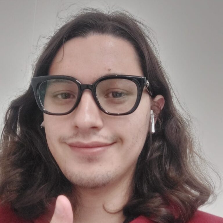 Sou Júlio César, narrador de aventuras cheias de humor, caos controlado e reviravoltas cinematográficas. Gosto de mesas vibrantes, criativas e fora da casinha. Meus sistemas favoritos são Fábula Ultima, Daggerheart, Prowlers & Paragons, Outgunned, Animon Story e 3D&T Victory.